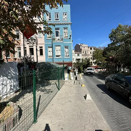 Leon Taksim *